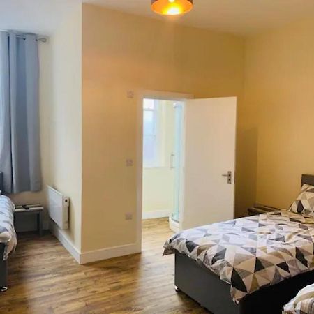 8 Fish Street, Budget City Centre Accomodation Лидс Экстерьер фото